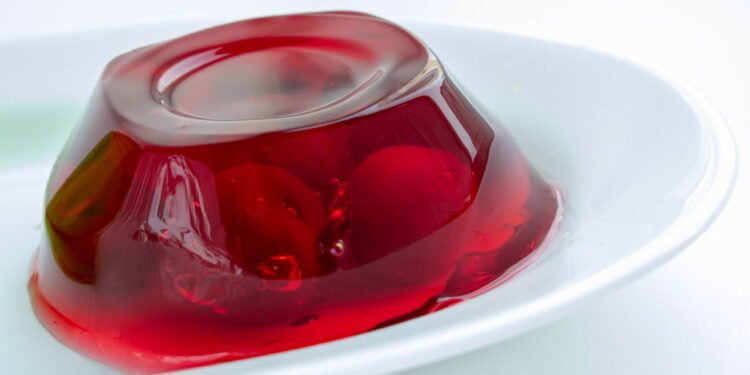 Essa receita só leva gelatina, açúcar e creme de leite e fica perfeita