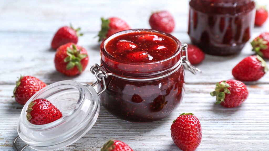 Essa receita só leva gelatina, açúcar e creme de leite e fica perfeita