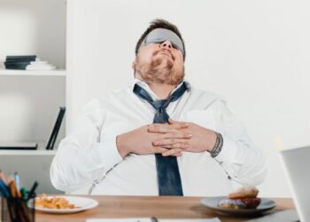 Dormir pouco engorda? Veja o que a ciência diz