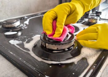 3 ingredientes simples para tirar gordura dos móveis de forma segura