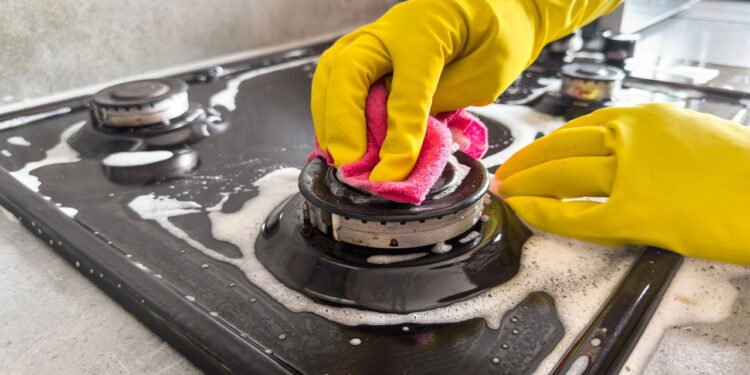 3 ingredientes simples para tirar gordura dos móveis de forma segura