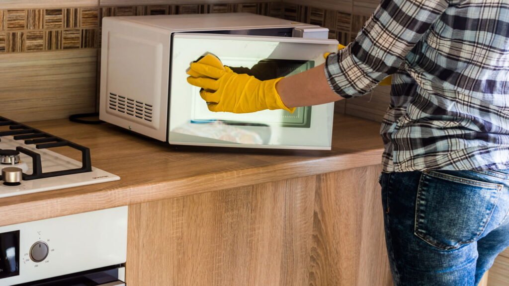 3 ingredientes simples para tirar gordura dos móveis de forma segura