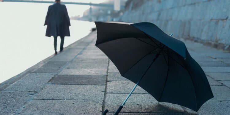 Pouca gente sabe: qual a função da ponta metálica no topo dos guarda-chuvas?