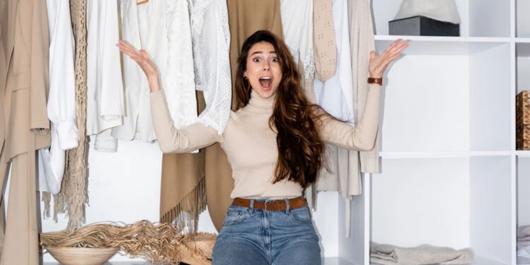 O que significa guardar roupas velhas que você não usa mais, segundo a psicologia