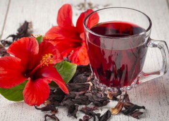 O que acontece quando com seu corpo depois que você toma chá de hibisco?