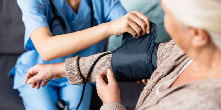 O hábito mais perigoso para quem tem pressão alta segundo cardiologistas