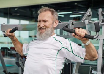 Os 5 melhores exercícios para manter o corpo em casa após os 40