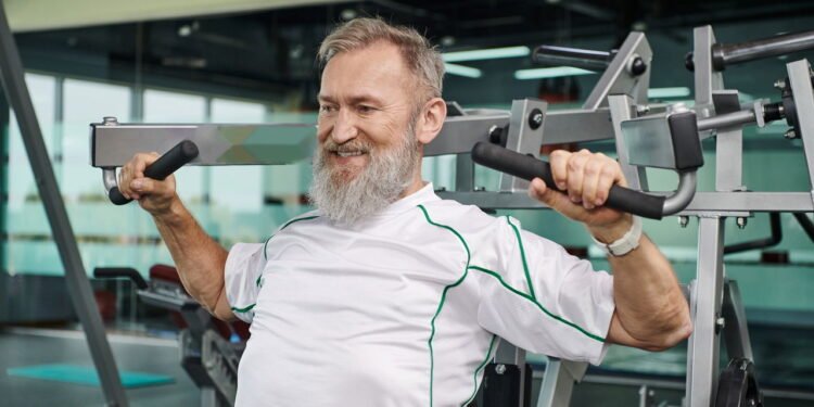 Os 5 melhores exercícios para manter o corpo em casa após os 40