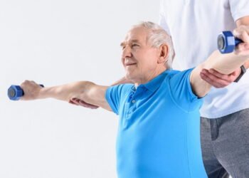 Os 5 exercícios em casa recomendados para maiores de 60 anos