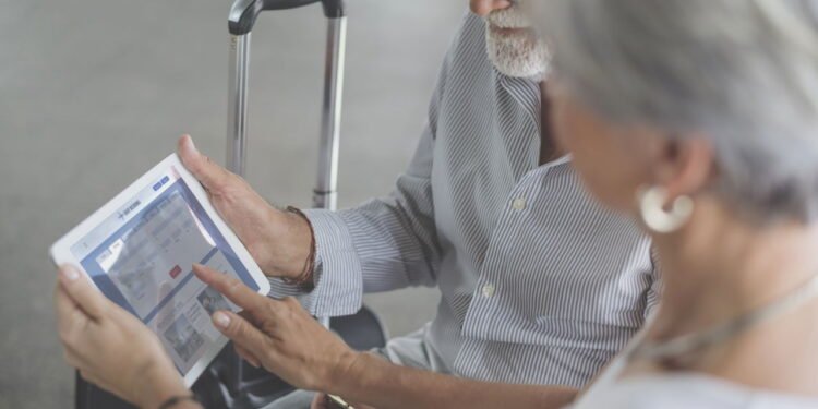 Idosos viajando - Créditos: depositphotos.com / Rawpixel