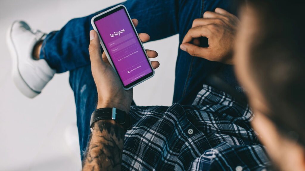 O que significa quando uma pessoa posta tudo nas redes sociais, de acordo com a psicologia?