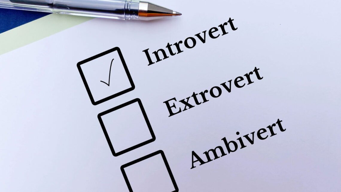 O que é ser introvertido? Veja 7 traços marcantes da introversão ...