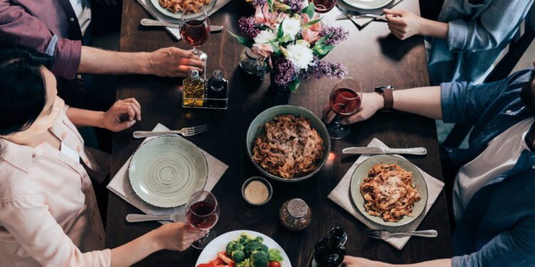 4 benefícios de jantar cedo para qualidade do sono e saúde do corpo