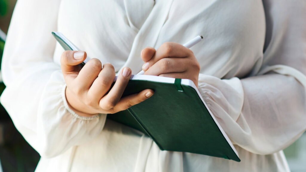 Por que cada vez mais pessoas estão escrevendo antes de dormir e como isso pode te ajudar