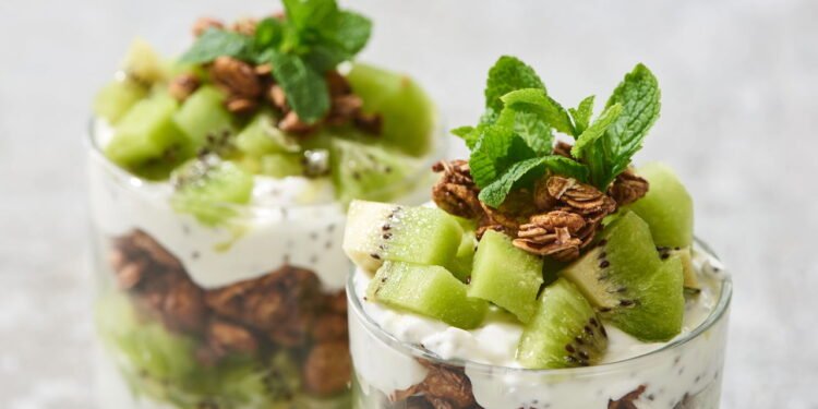 O kiwi é uma das frutas com maior concentração natural de vitamina C - Créditos: depositphotos.com / VadimVasenin