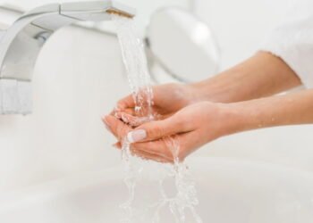 Esse gesto ao chegar em casa pode transformar sua energia sem que você perceba