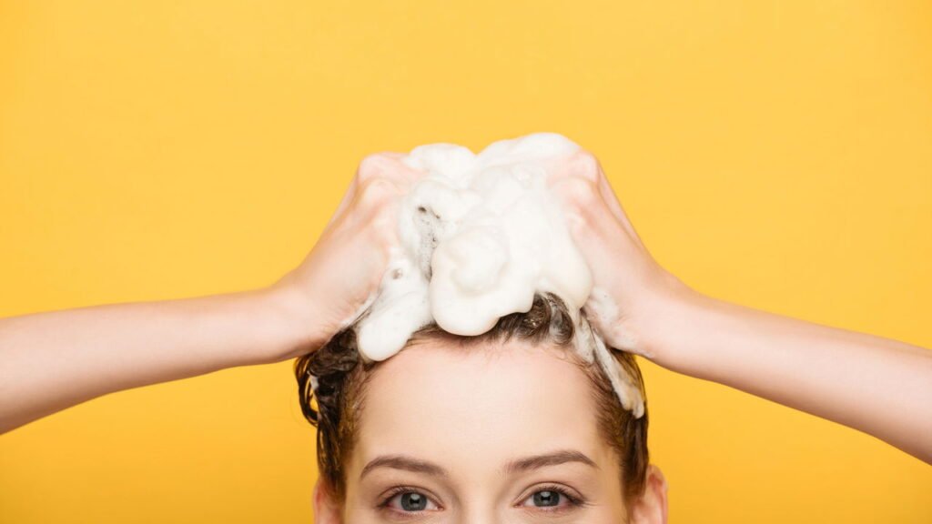 O hábito que está danificando cabelos no banho sem você perceber