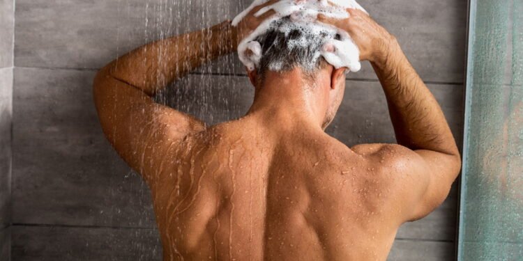 O maior erro na lavagem do cabelo que pode estar prejudicando seus fios