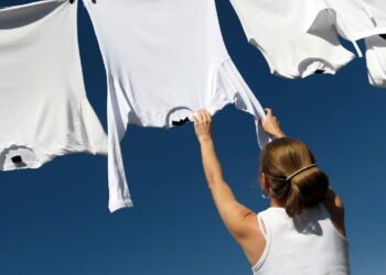 O guia mais prático para eliminar manchas de camisetas brancas