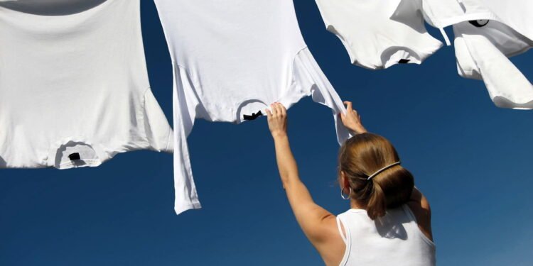 O guia mais prático para eliminar manchas de camisetas brancas