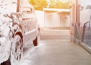 Como lavar carros em casa sem arranhar a pintura