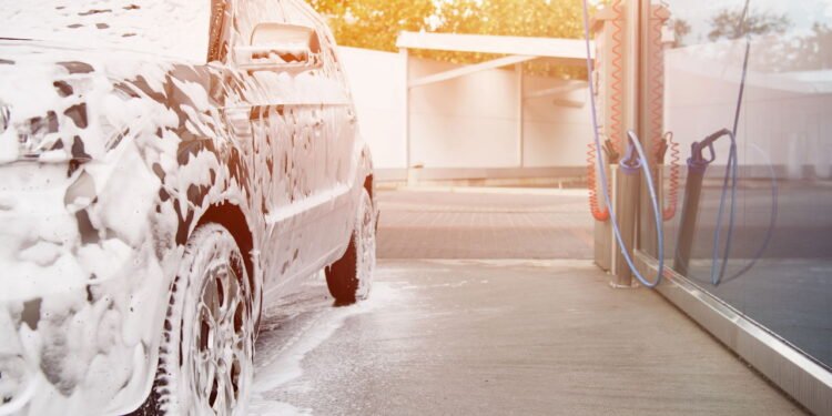 Como lavar carros em casa sem arranhar a pintura