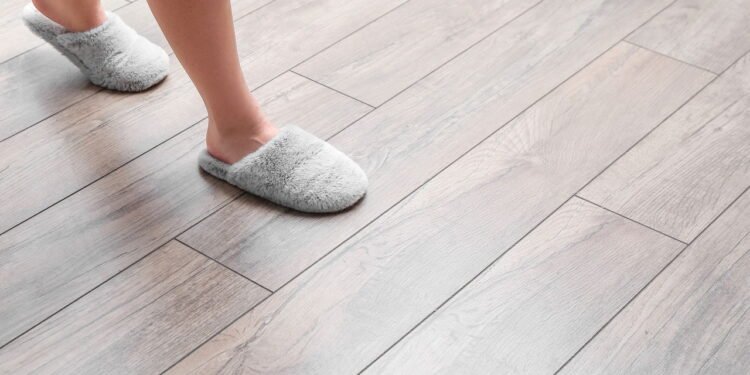 Como lavar chinelos e sandálias de borracha para evitar mau cheiro