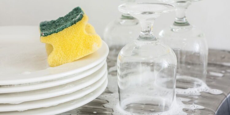 O segredo das avós para deixar copos brilhando envolve só um ingrediente