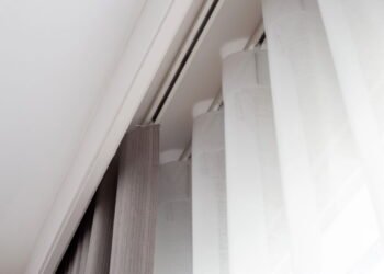 Como lavar cortinas blackout e preservar a eficiência do tecido