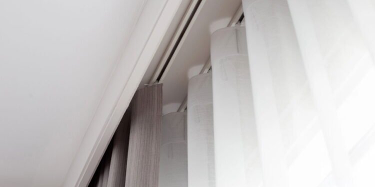 Como lavar cortinas blackout e preservar a eficiência do tecido