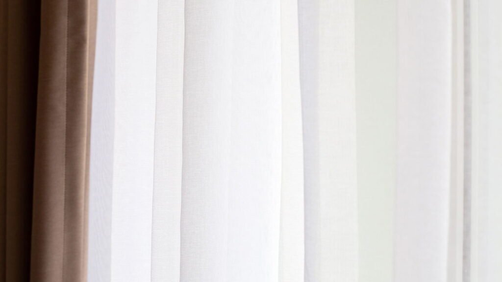 Como lavar cortinas blackout e preservar a eficiência do tecido