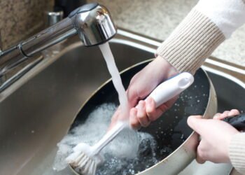 O erro que deixa a louça engordurada mesmo depois da lavagem