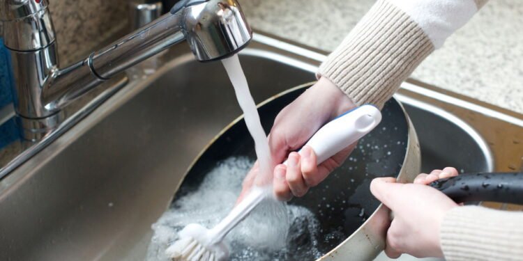 O erro que deixa a louça engordurada mesmo depois da lavagem