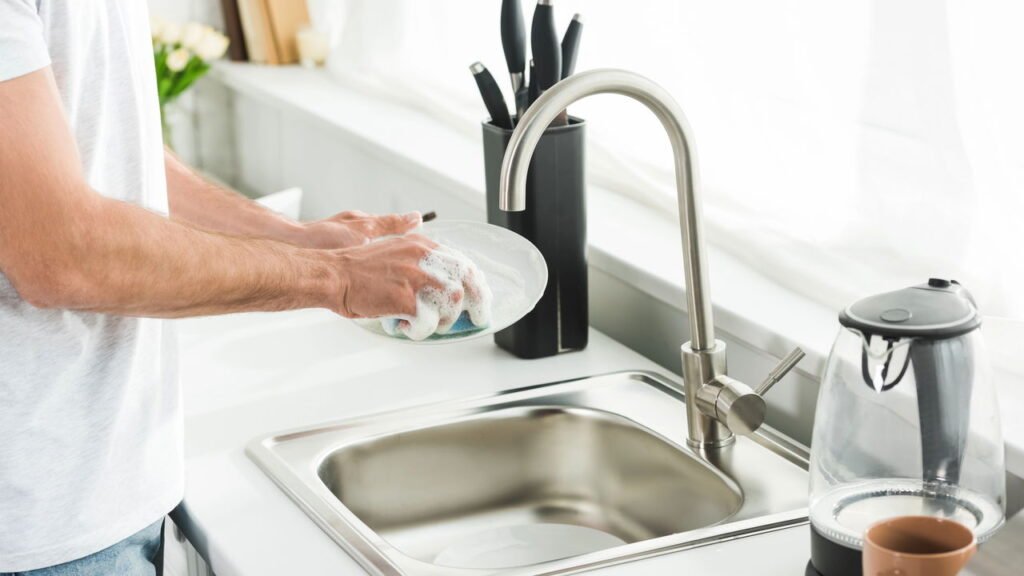 O erro que deixa a louça engordurada mesmo depois da lavagem