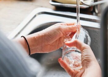 Coisas que você faz errado ao lavar a louça e desperdiça água sem perceber