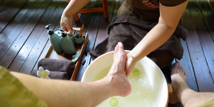 Esse método caseiro faz os pés cansados voltarem a ficar macios em minutos