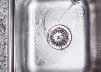 O ingrediente da cozinha que surpreendentemente limpa os canos da pia