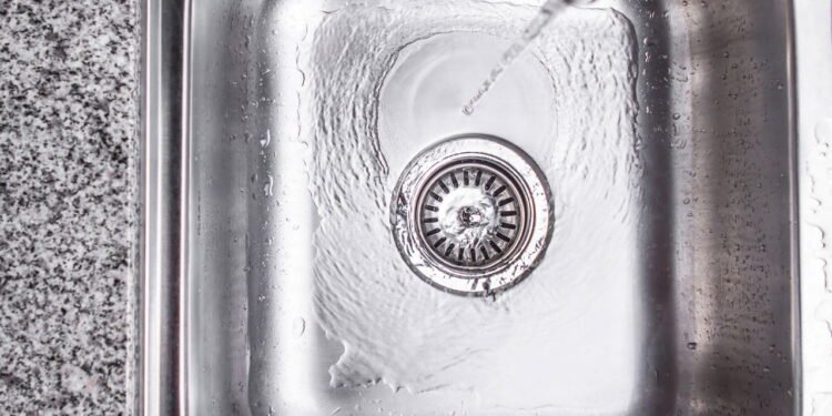 O ingrediente da cozinha que surpreendentemente limpa os canos da pia