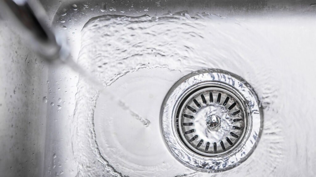 O ingrediente da cozinha que surpreendentemente limpa os canos da pia