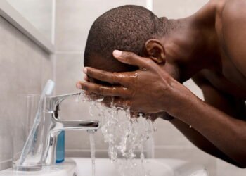 Coisas que você faz errado ao lavar o rosto e aumentam a oleosidade