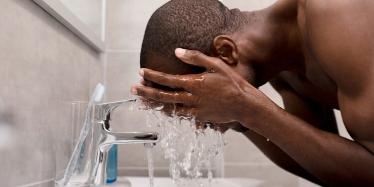 Coisas que você faz errado ao lavar o rosto e aumentam a oleosidade