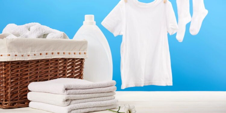 Como tirar o amarelado de roupas brancas com bicarbonato de forma simples