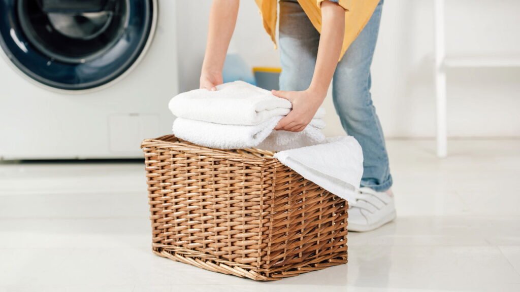 Como lavar roupas brancas encardidas sem usar cloro