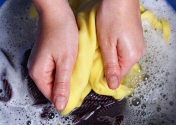 Como lavar roupas coloridas sem manchar ou desbotar