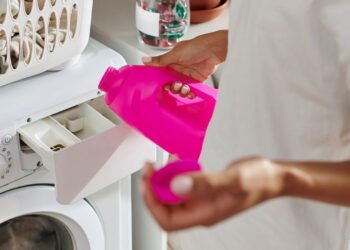 5 dicas essenciais para lavar roupa preta sem perder o tom vibrante