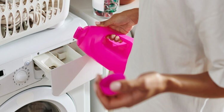 5 dicas essenciais para lavar roupa preta sem perder o tom vibrante