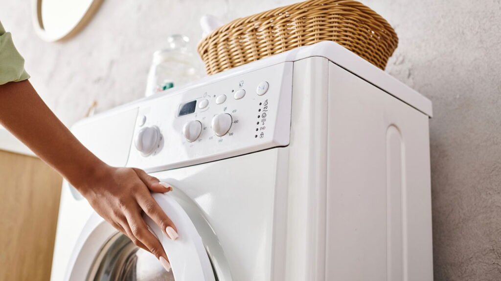 5 dicas essenciais para lavar roupa preta sem perder o tom vibrante