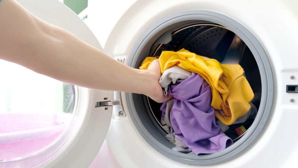 7 coisas que você faz errado ao lavar roupas e nem percebe