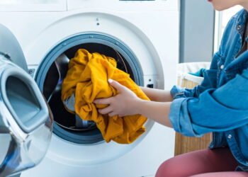 Como lavar roupas com manchas de óleo e gordura sem deixar vestígios