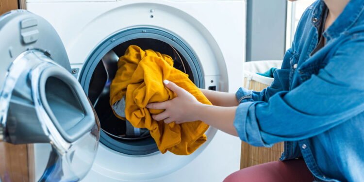 Como lavar roupas com manchas de óleo e gordura sem deixar vestígios